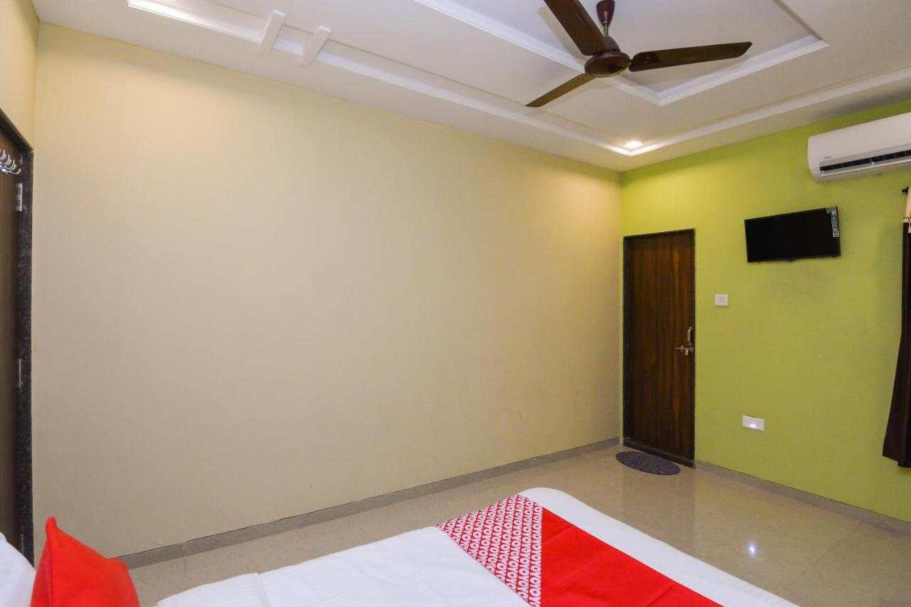 Hôtel Sukrangu Palace à Shirdi Extérieur photo