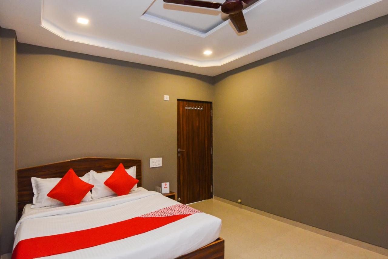 Hôtel Sukrangu Palace à Shirdi Extérieur photo