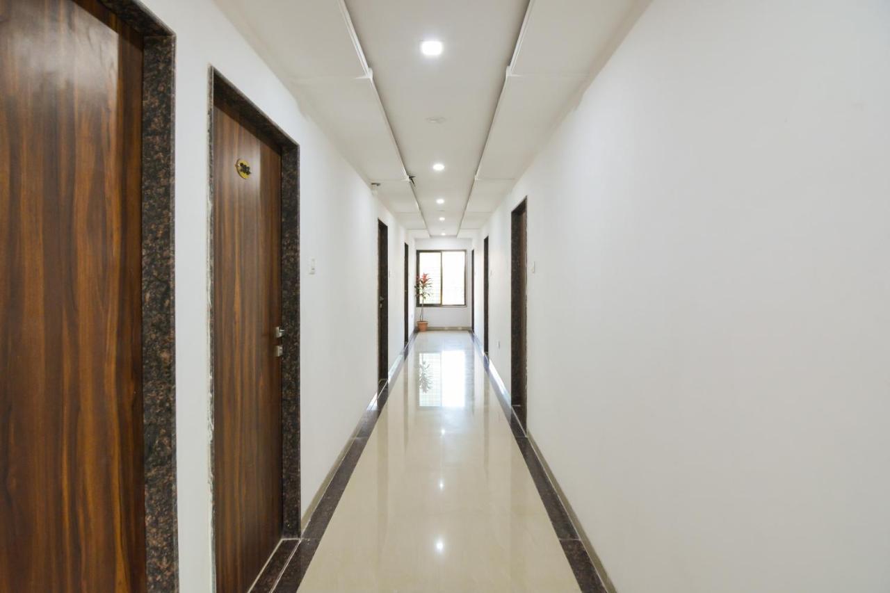 Hôtel Sukrangu Palace à Shirdi Extérieur photo