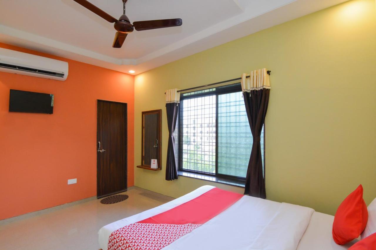 Hôtel Sukrangu Palace à Shirdi Extérieur photo