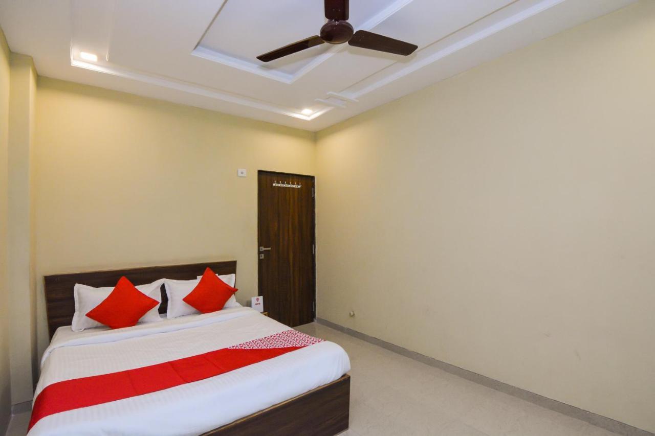 Hôtel Sukrangu Palace à Shirdi Extérieur photo