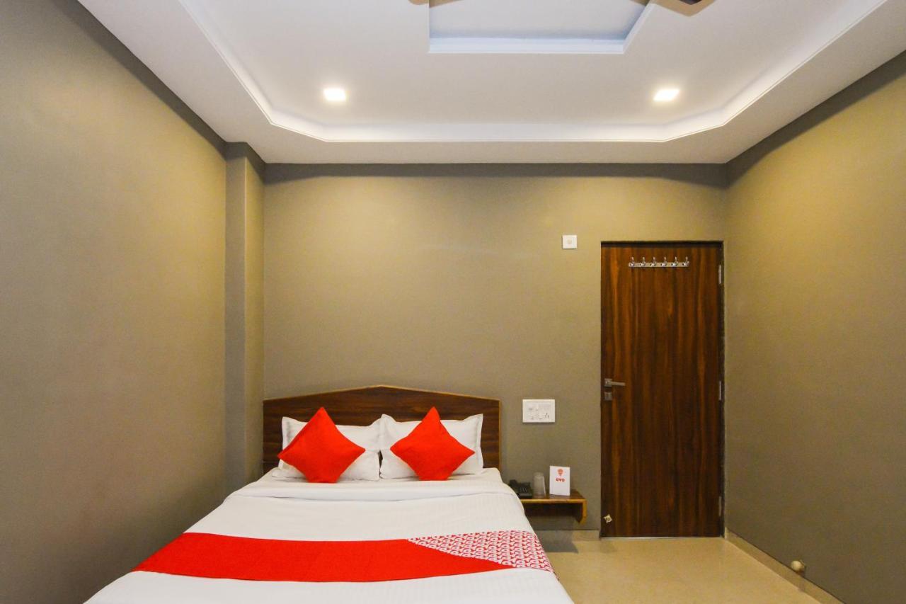 Hôtel Sukrangu Palace à Shirdi Extérieur photo