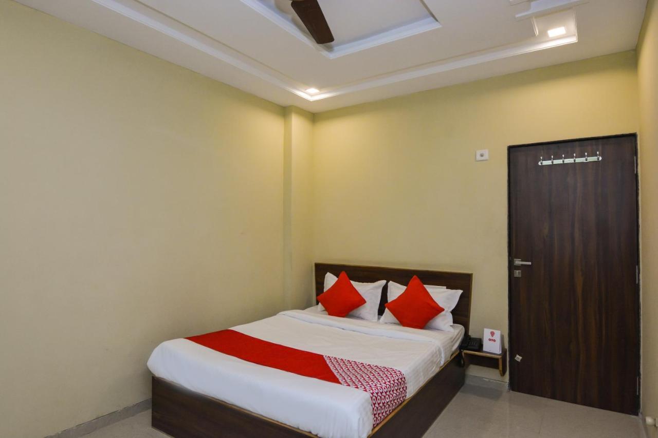 Hôtel Sukrangu Palace à Shirdi Extérieur photo