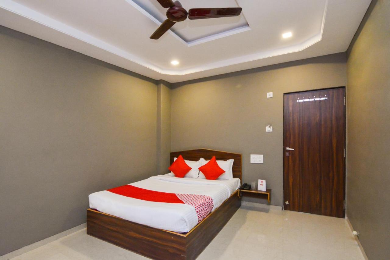 Hôtel Sukrangu Palace à Shirdi Extérieur photo